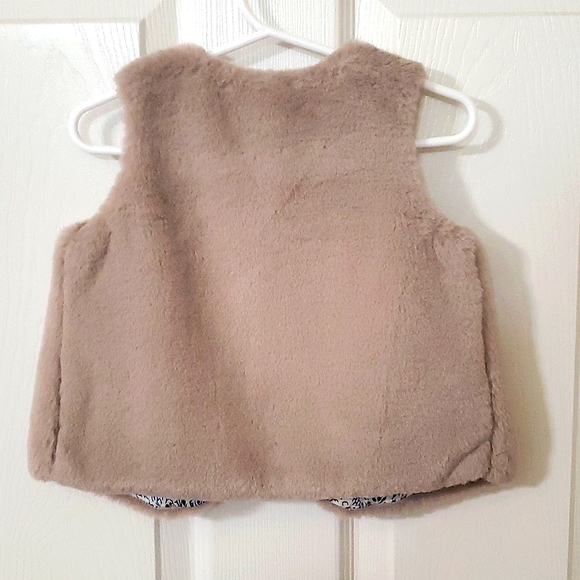 NWT Baby Gap Girls Super Soft Faux Fur Vest 12-18 Months - Picture 3 of 6